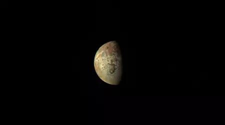La station interplanétaire Juno de la NASA s'approche aujourd'hui de manière record du corps le plus actif du système solaire sur le plan volcanique.