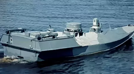 Les Russes inondent les navires le long du pont de Kertch pour se défendre contre les attaques de drones maritimes ukrainiens.