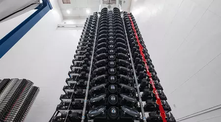 SpaceX dévoile les satellites compacts Starlink V2 Mini avec deux panneaux solaires