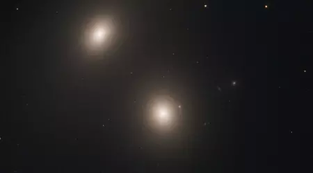 Hubble découvre une autre radiogalaxie avec un noyau actif et un trou noir supermassif