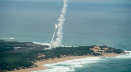 Le destroyer USS Carl M. Levin utilise des intercepteurs SM-3 Block IA et SM-2 Block IIIA pour intercepter simultanément des missiles balistiques et des missiles antinavires.