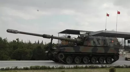 La Turquie reçoit les premiers obusiers automoteurs Firtina II de sa propre production, dotés de systèmes de propulsion allemands et d'une portée de tir de 40 kilomètres.