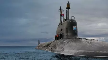 La marine russe équipera les sous-marins nucléaires de classe Yasen-M de missiles de croisière hypersoniques Zirkon, dont la portée de lancement peut atteindre 1 000 kilomètres et la vitesse maximale plus de 11 000 km/h.