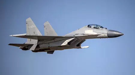 L'avion de chasse chinois J-16 tire sur l'avion australien avec des pièges thermiques
