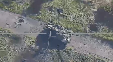 Les Russes tentent de détruire leur propre char T-90M abandonné, d'une valeur de 4,5 millions de dollars, à l'aide de drones kamikazes Lancet
