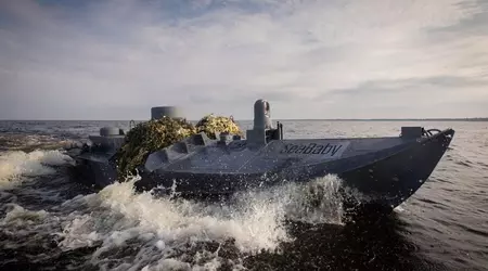 Des bénévoles ukrainiens collectent des fonds pour acheter 35 drones marins Sea Baby, qui peuvent transporter 850 kg d'explosifs et atteindre des cibles situées à 1 000 km de distance.
