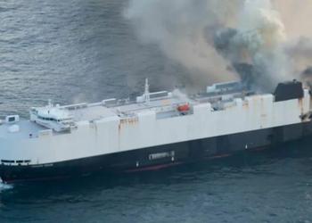 Un navire en flammes rempli de ...