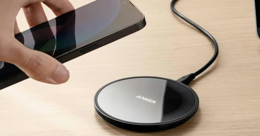 Chargeur sans fil Anker 315 fonctionnant avec otterbox defender