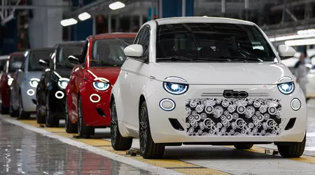 La première Fiat 500 Hybrid sort de la chaîne à Turin