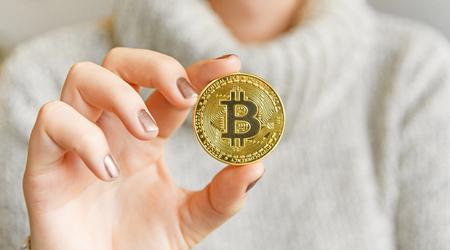 Une femme a jeté l'ordinateur portable de son fils avec 10 000 bitcoins