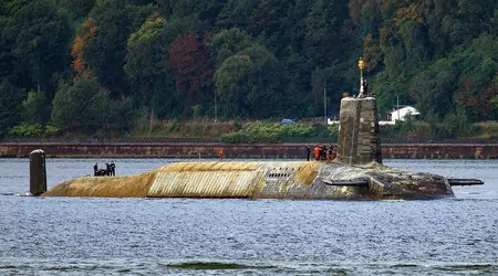 Le sous-marin nucléaire de classe Vanguard transportant des missiles balistiques intercontinentaux Trident II (D5) a pris l'allure d'un monstre marin après une mission prolongée.