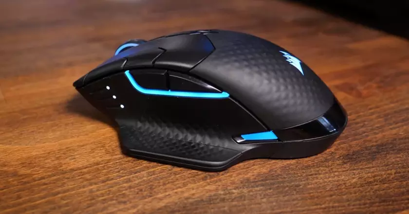 Corsair Dark Core RGB ProComparatif souris gaming moins 100 euros