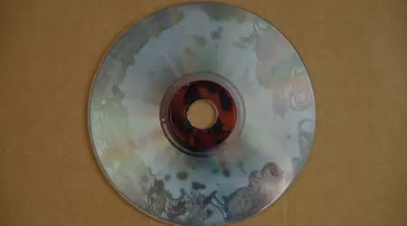 Vos disques peuvent se détériorer en raison d'une réaction chimique, et c'est ce qui se passe avec les DVD édités par Warner Bros.