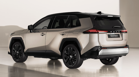 Le nouveau Toyota RAV4 avertit des dangers aux intersections et des véhicules se rapprochant rapidement par l'arrière sur l'autoroute