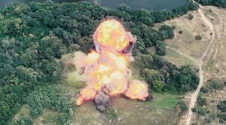 Les forces armées ukrainiennes détruisent un système de lance-roquettes multiples russe Grad avec une arme à sous-munitions.