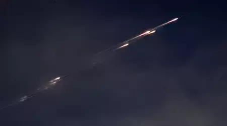 Une ancienne antenne de la Station spatiale internationale dessine des traînées de feu dans le ciel de Sacramento