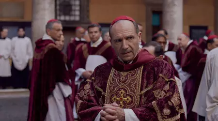 Peter Straughan a remporté l'Oscar du meilleur scénario adapté pour le film Conclave, qui traite des intrigues politiques. 