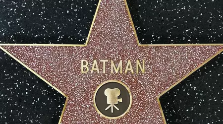 Batman reçoit une étoile sur le Hollywood Walk of Fame. Il est le premier super-héros à réaliser cet exploit.