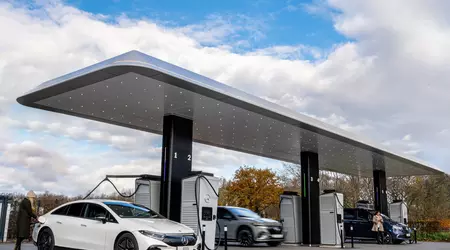 Mercedes a ouvert un centre de marque en Europe avec des stations de recharge pour véhicules électriques d'une capacité de 300 kW.