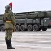 Les Russes ont lancé le missile balistique intercontinental SS-27 Mod 2, d'une portée de 12 000 kilomètres, qui peut transporter une ogive nucléaire d'une puissance allant jusqu'à 500 kilotonnes.-12 Les Russes ont lancé le missile balistique intercontinental SS-27 Mod 2, d'une portée de 12 000 kilomètres, qui peut transporter une ogive nucléaire d'une puissance allant jusqu'à 500 kilotonnes.-12