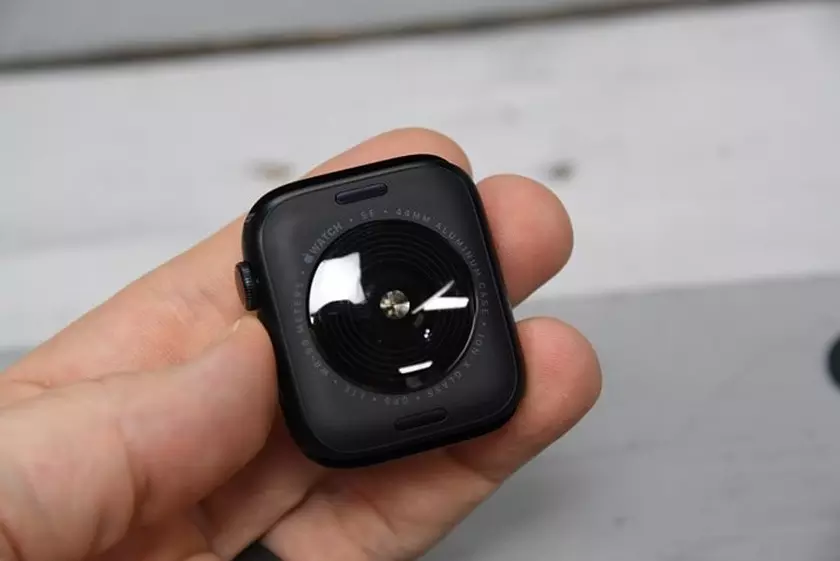 Comparaison entre la Watch Series 10 et la Watch SE (2e génération)
