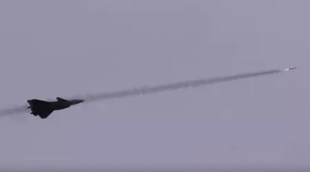 La Chine a montré pour la première fois comment un avion de chasse J-20 Mighty Dragon de cinquième génération a lancé un missile pour s'entraîner à détruire des avions ennemis.