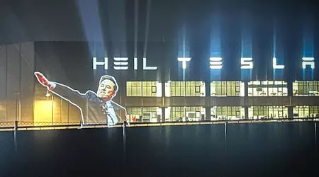 Le salut nazi de Musk a été diffusé à l'aide d'un projecteur sur la façade de l'usine Gigafactory de Berlin-Brandebourg
