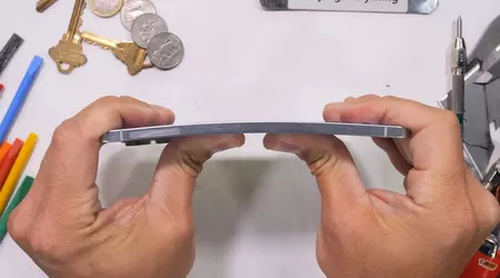 Il plie mais ne casse pas : le célèbre blogueur JerryRigEverything a testé la résistance du Samsung Galaxy S25 Edge ultra-fin