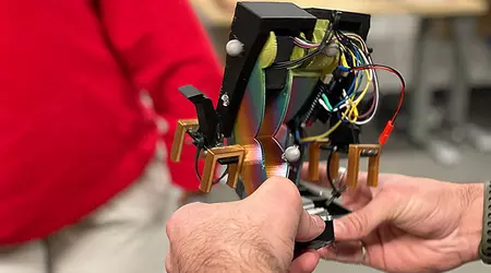 Mugatu : le premier robot bipède contrôlé avec un seul moteur, les développeurs veulent réduire sa taille à celle d'un LEGO