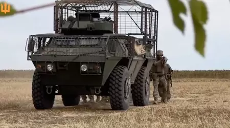 Les véhicules blindés de transport de troupes américains M1117, promis à l'Ukraine en 2022, sont enfin arrivés chez les soldats ukrainiens.