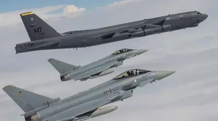 Les bombardiers nucléaires B-52H Stratofortress volent près de la frontière russe.