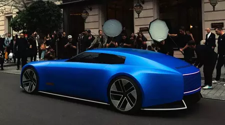 Vous pourrez la regarder indéfiniment : la voiture conceptuelle de luxe Jaguar Type 00, de couleur outremer, a fait son entrée à la semaine de la mode de Paris.