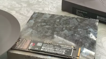 Samsung Deutschland propose à l'utilisateur de briser le SSD avec un marteau pour obtenir un nouveau disque sous garantie.