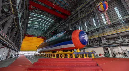 Taïwan a lancé son premier sous-marin, le Hai Kun, d'une valeur de 1,54 milliard de dollars, qui recevra des torpilles américaines Mk 48 et des missiles antinavires Harpoon.