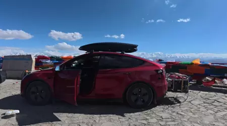 Un propriétaire de Tesla Model Y a relié un générateur à sa voiture pour un voyage vers l'Everest