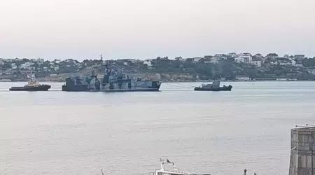 Une photo a été publiée du remorquage du navire lance-missiles Samum, d'une valeur de 45 millions de dollars, qui a été touché par le drone expérimental ukrainien Sea Baby.