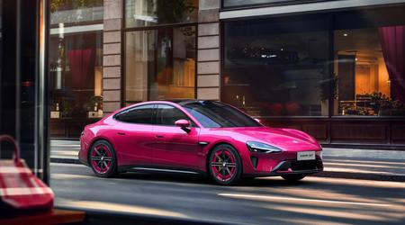 Xiaomi introduit une nouvelle couleur Magenta brillant pour la voiture électrique SU7 en l'honneur du 15e anniversaire de la marque
