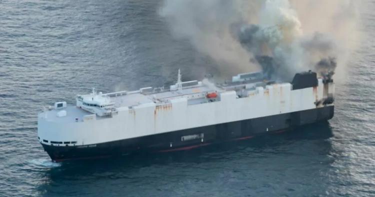 Un navire en flammes rempli de ...