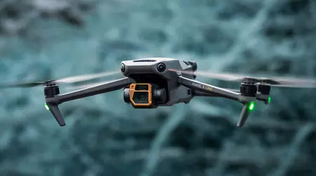 Des soldats ukrainiens larguent des explosifs sur l'ennemi à l'aide d'un quadricoptère DJI grand public et d'un smartphone Android