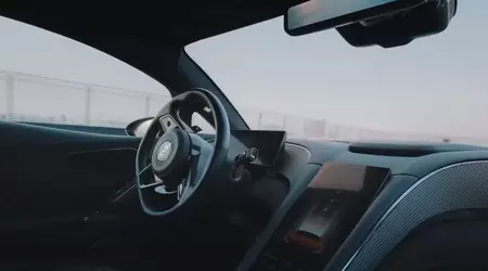 BYD a démontré comment le pilote automatique "God's Eye" conduit une supercar sur un circuit de course.