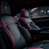 Aperçu du badge noir de la Rolls-Royce Spectre 2025 en gros plan