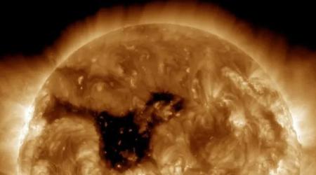 Un énorme trou coronal de 800 000 kilomètres de large a été découvert sur le Soleil