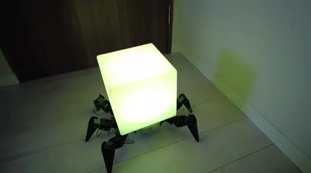 Les Japonais ont créé une veilleuse effrayante sous la forme d'une araignée-robot qui peut se déplacer dans la maison