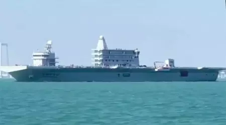 La Chine met à l'eau un porte-avions inconnu jusqu'à présent et portant des marques civiles