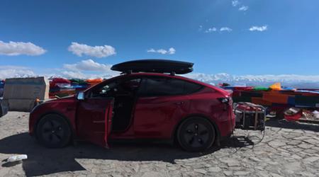 Un propriétaire de Tesla Model Y a relié un générateur à sa voiture pour un voyage vers l'Everest