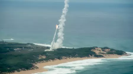 Le destroyer USS Carl M. Levin utilise des intercepteurs SM-3 Block IA et SM-2 Block IIIA pour intercepter simultanément des missiles balistiques et des missiles antinavires.