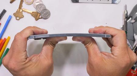 Il plie mais ne casse pas : le célèbre blogueur JerryRigEverything a testé la résistance du Samsung Galaxy S25 Edge ultra-fin