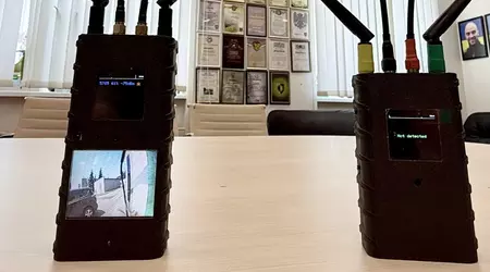 Montre le flux vidéo du drone FPV ennemi : le volontaire démontre un détecteur de drones de nouvelle génération