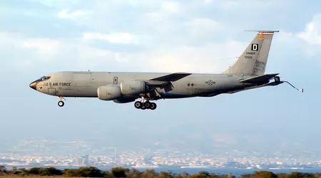 Un troll de niveau 80 : Un avion militaire américain a "dessiné" un pénis dans le ciel au-dessus d'une base aérienne russe.