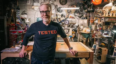 Adam Savage, star de MythBusters, a essayé les écouteurs AirPods Pro 2 en tant qu'aide auditive et a été satisfait (vidéo).